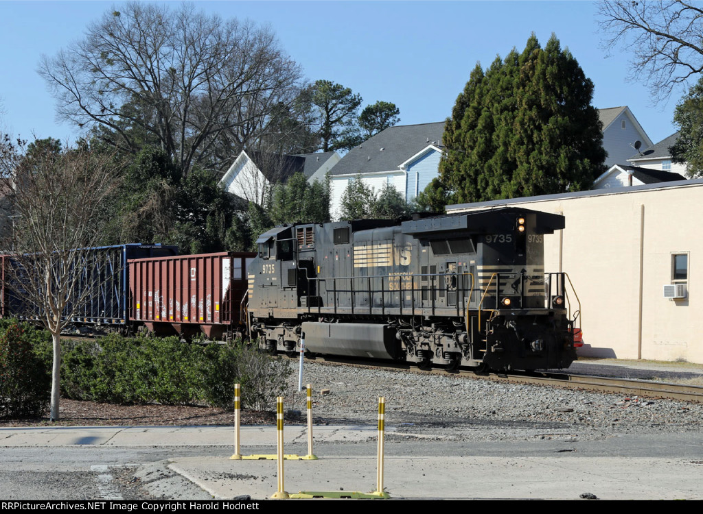 NS 9735 leads train P41 into Glenwood Yard